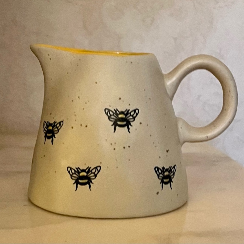 SPECTRUM DESIGNZ Barney Bee Repeat 
Ceramic Creamer Farmhouse Honey Bee